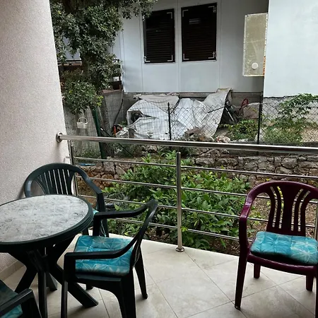 Uno Cozy Crib Near Garden Daire *