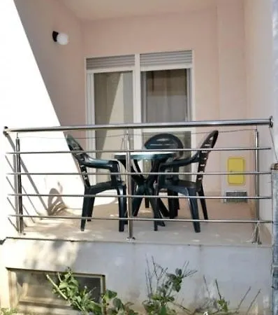 Uno Cozy Crib Near Garden