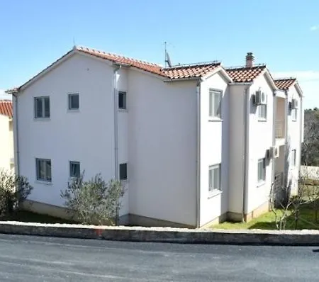 Daire Uno Cozy Crib Near Garden Tisno