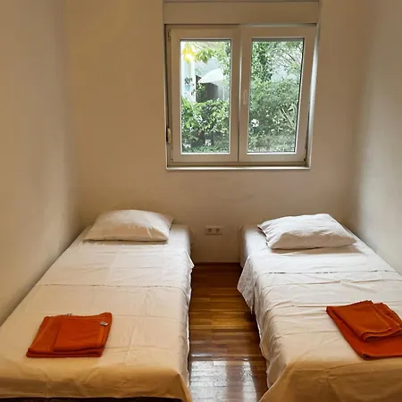 Uno Cozy Crib Near Garden Tisno
