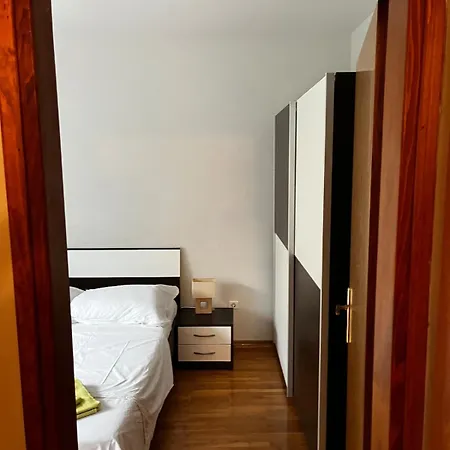 Uno Cozy Crib Near Garden *