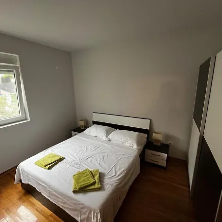 Uno Cozy Crib Near Garden Tisno